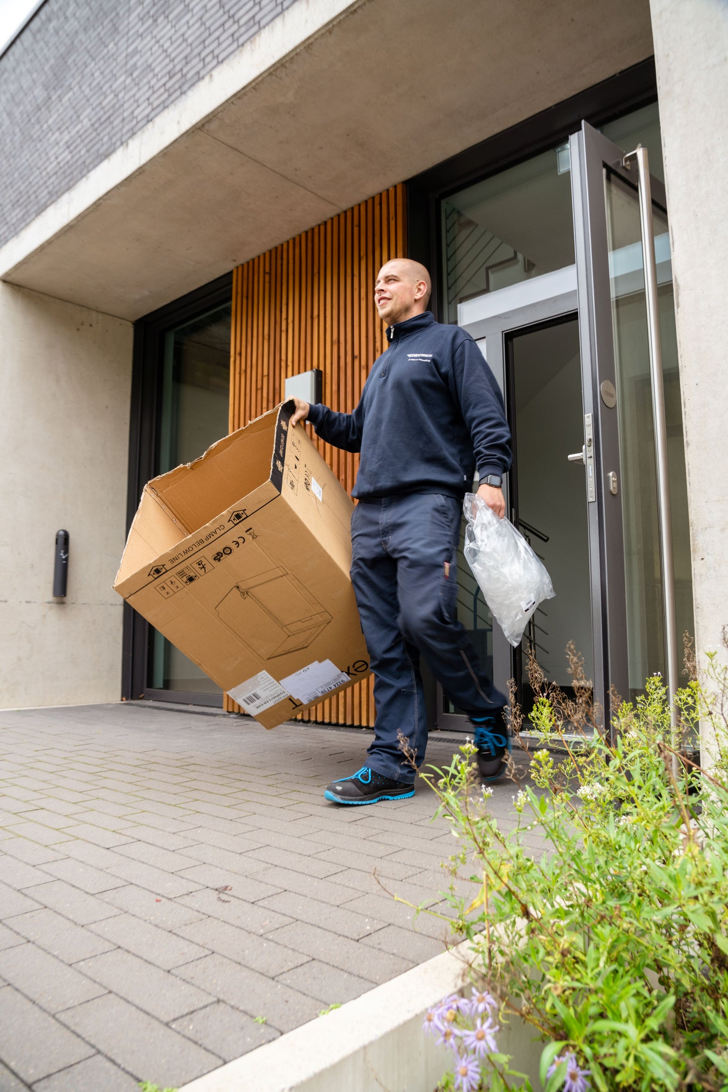 Rundum-sorglos-Versand: Verpackungsentfernung + Einbau / Anschluss Starkstrom